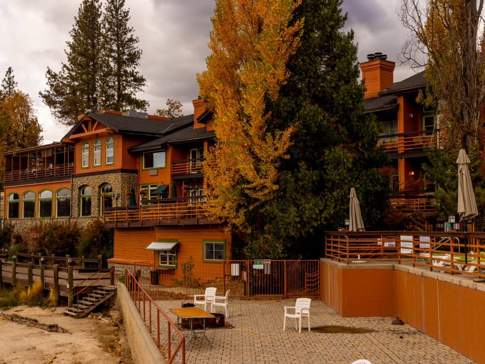 outside-seating-at-the-pines-resort