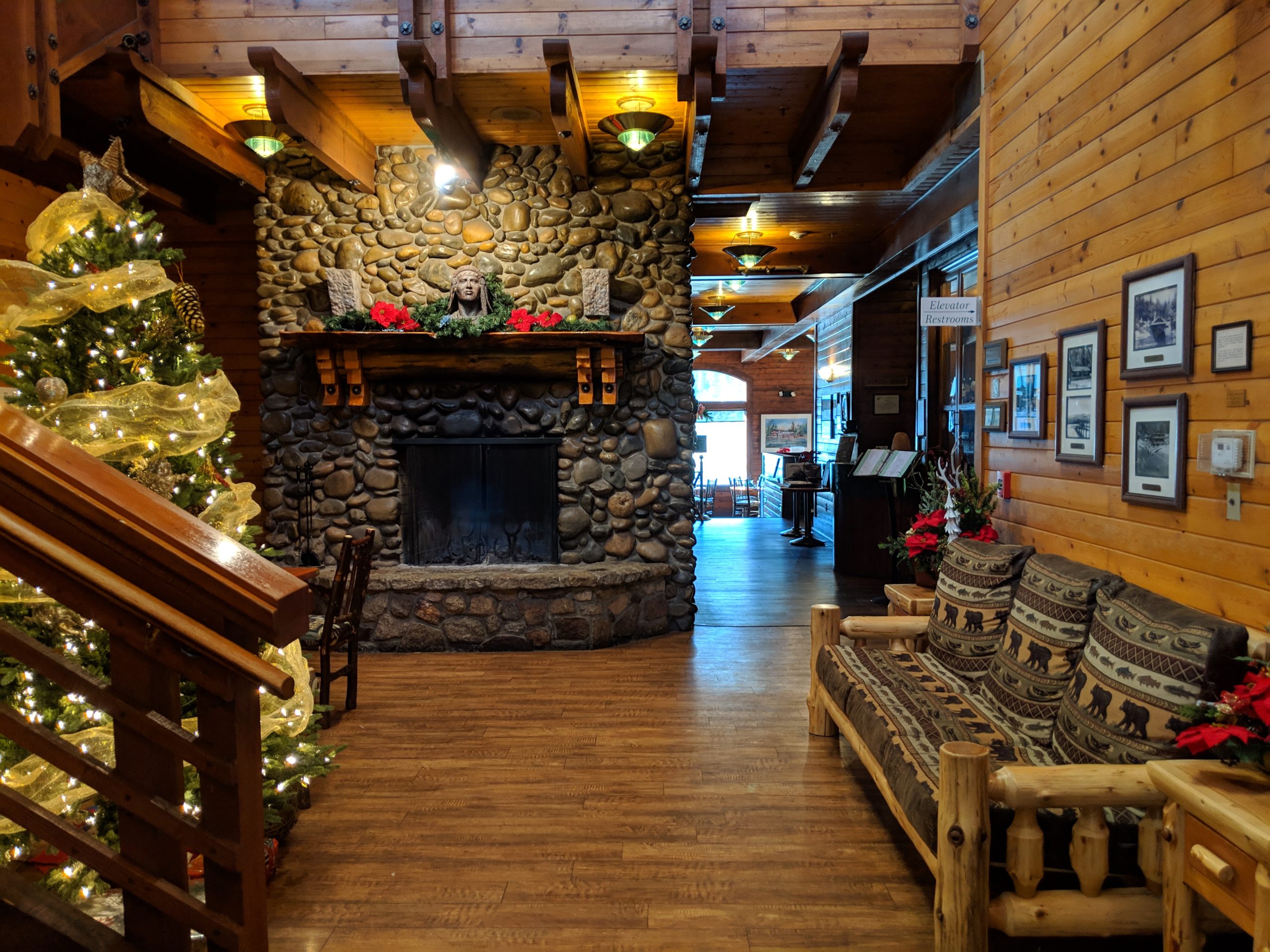 Duceys lobby