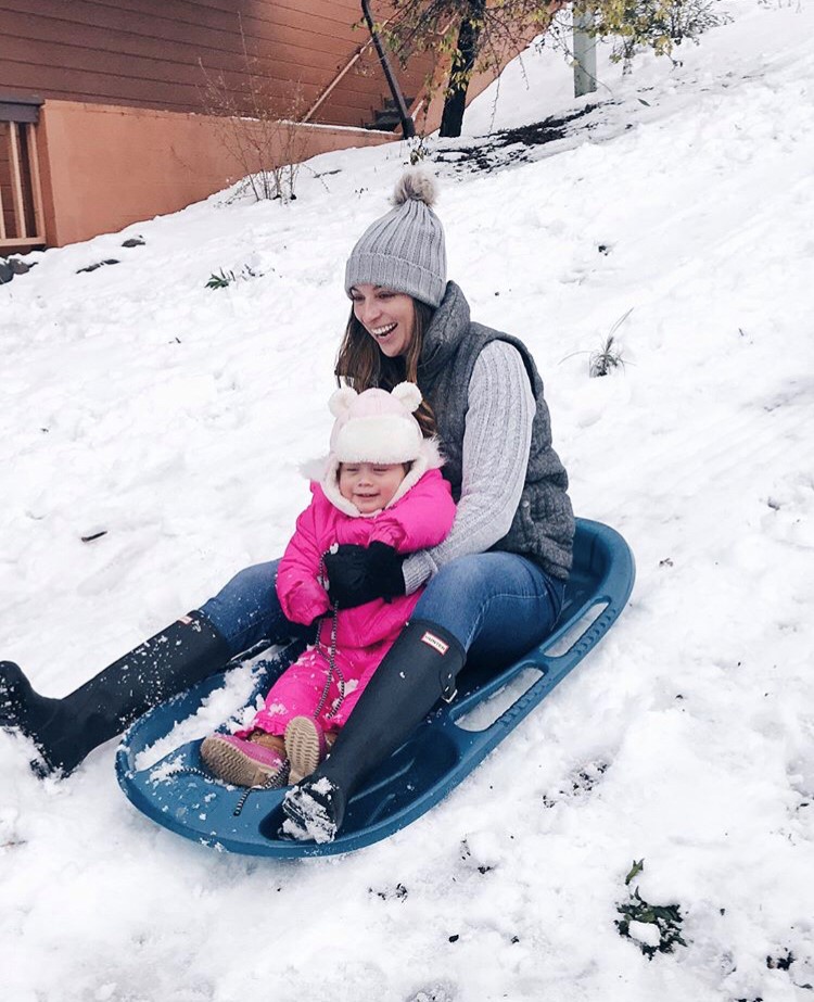 mommy-daughter-snow